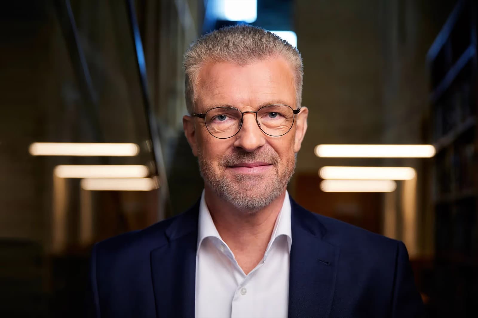Andreas Koenen in einer Bibliothek